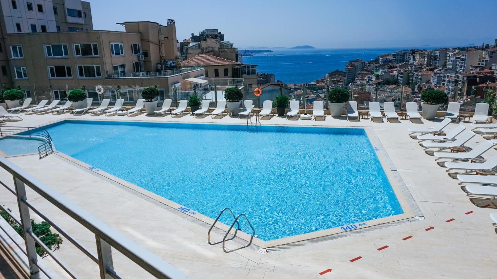 The Marmara Taksim Hotel Isztambul Kültér fotó A swimming pool